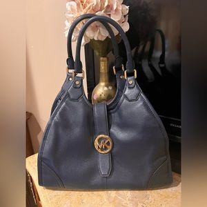 Michael Kors Navy Blue bag. Beautiful bag used but in very good condition.